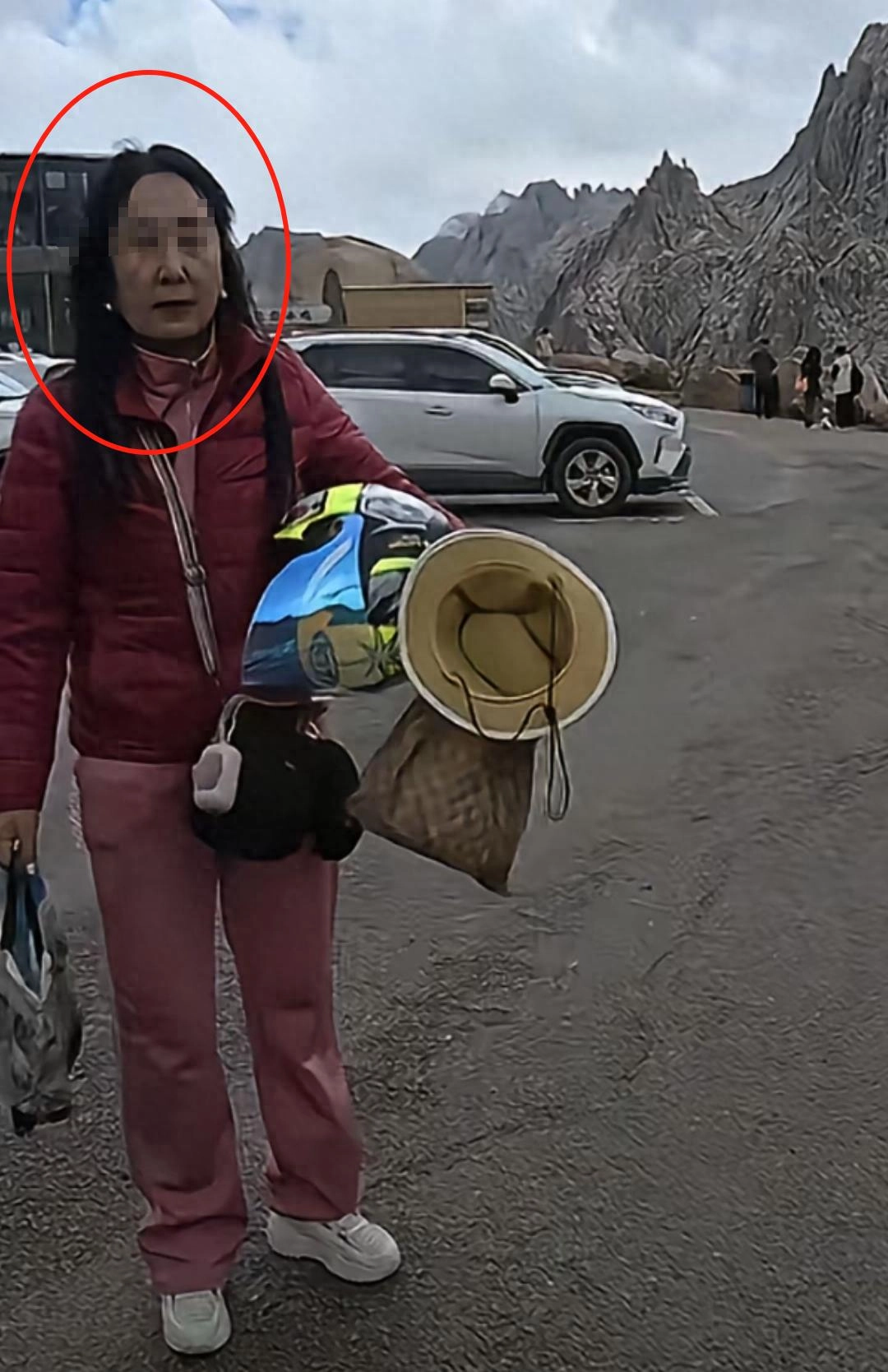 大姨摔坏20万摩托拒赔:身份疑曝光,逃逸拉黑车主,将被追究到底