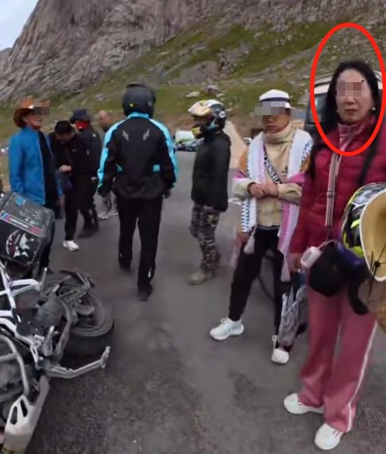 大姨摔坏20万摩托拒赔:身份疑曝光,逃逸拉黑车主,将被追究到底