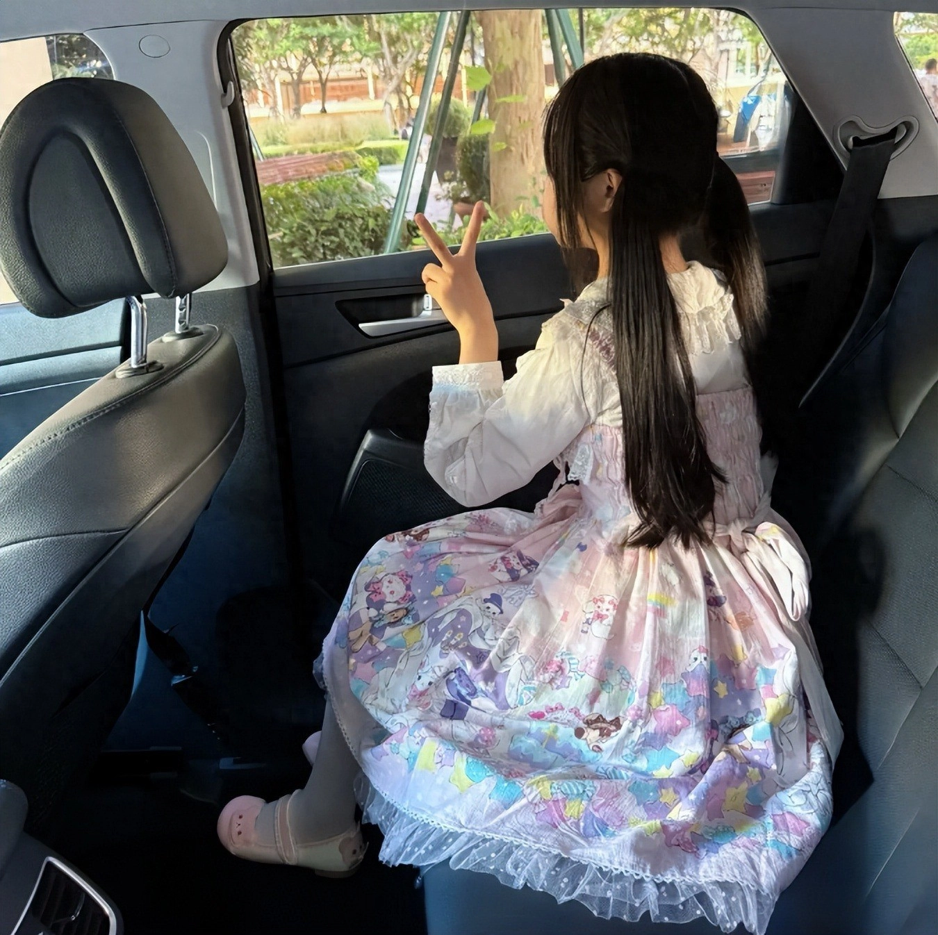 大一女生开学穿“洛丽塔”,学长拒绝帮忙搬行李,网友:干得漂亮