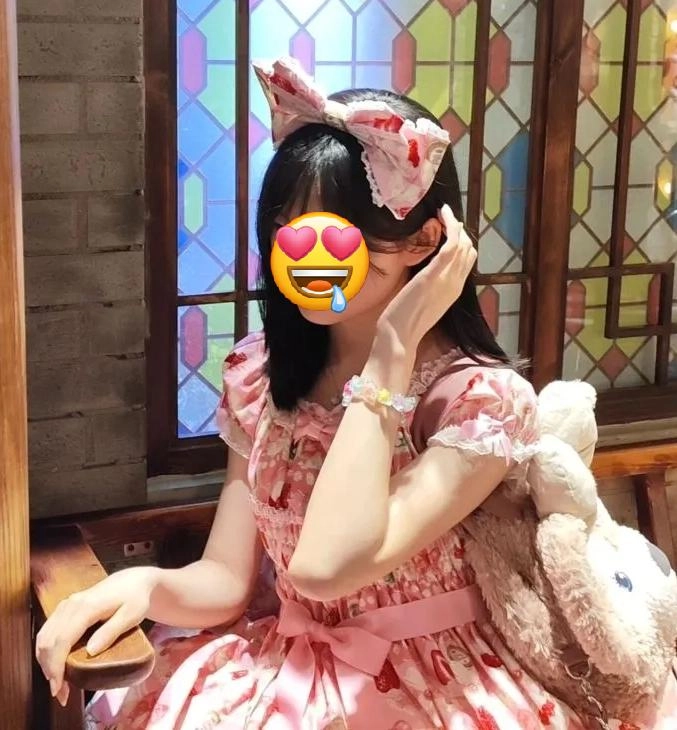 大一女生开学穿“洛丽塔”,学长拒绝帮忙搬行李,网友:干得漂亮