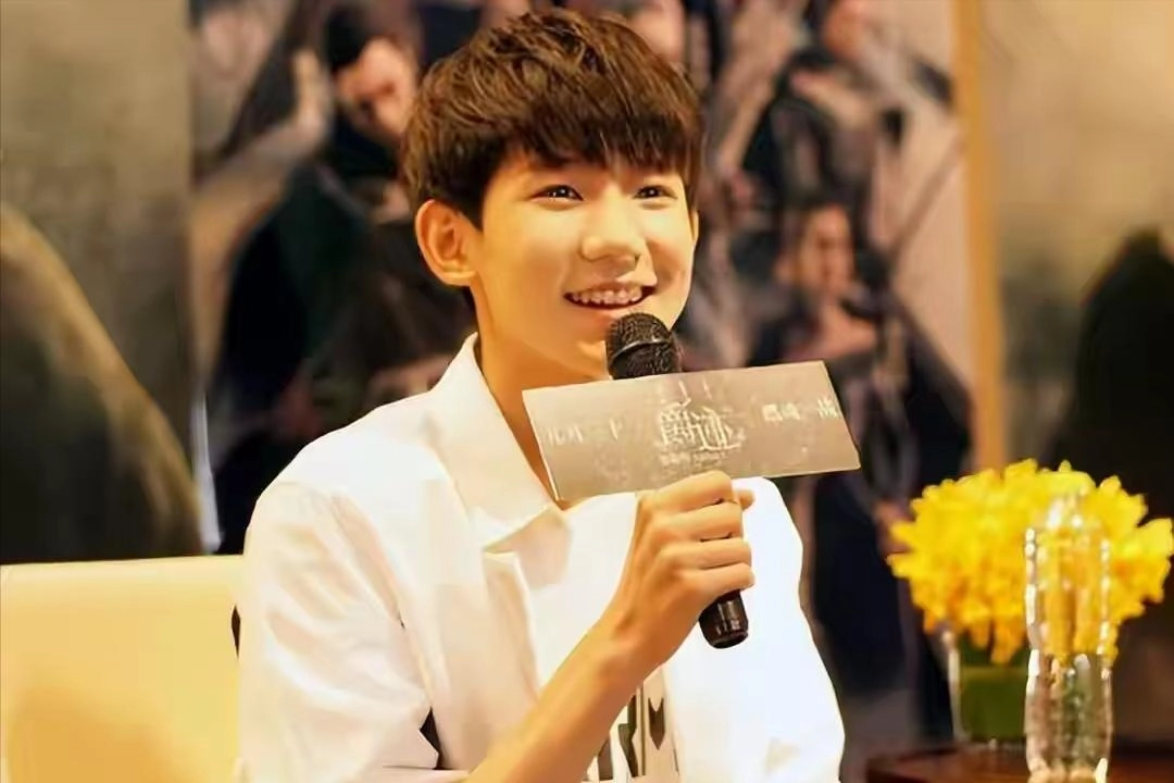 没滤镜真可怕!杨紫皮肤松弛,王源满脸痘坑,刘亦菲虎背熊腰