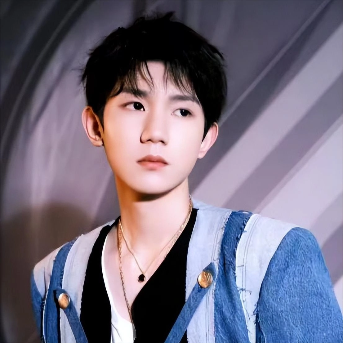 没滤镜真可怕!杨紫皮肤松弛,王源满脸痘坑,刘亦菲虎背熊腰