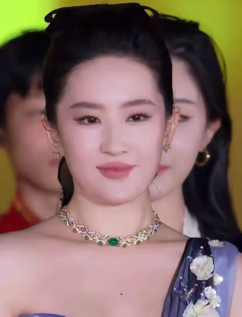 没滤镜真可怕!杨紫皮肤松弛,王源满脸痘坑,刘亦菲虎背熊腰