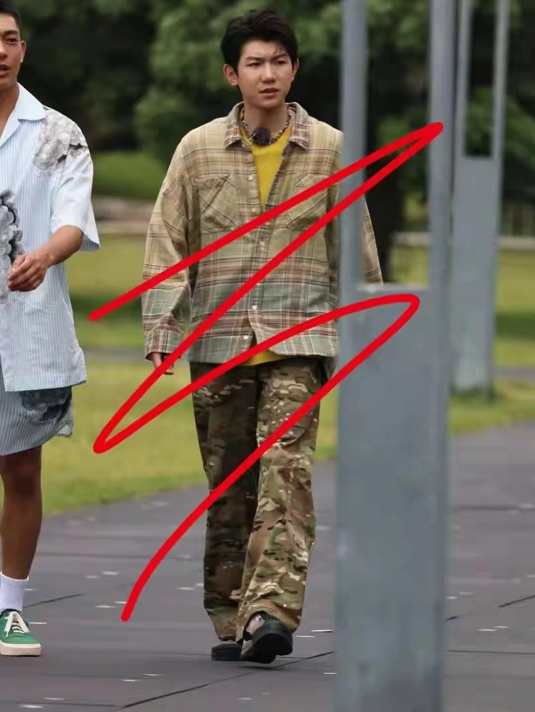 没滤镜真可怕!杨紫皮肤松弛,王源满脸痘坑,刘亦菲虎背熊腰