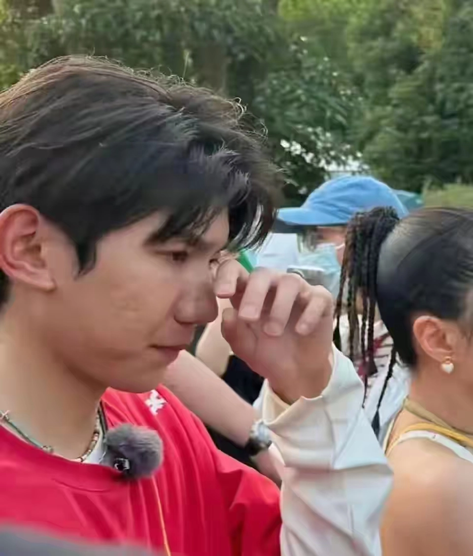 没滤镜真可怕!杨紫皮肤松弛,王源满脸痘坑,刘亦菲虎背熊腰