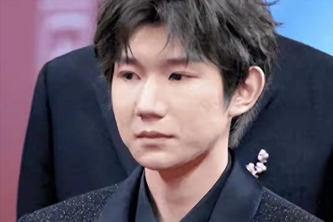 没滤镜真可怕!杨紫皮肤松弛,王源满脸痘坑,刘亦菲虎背熊腰