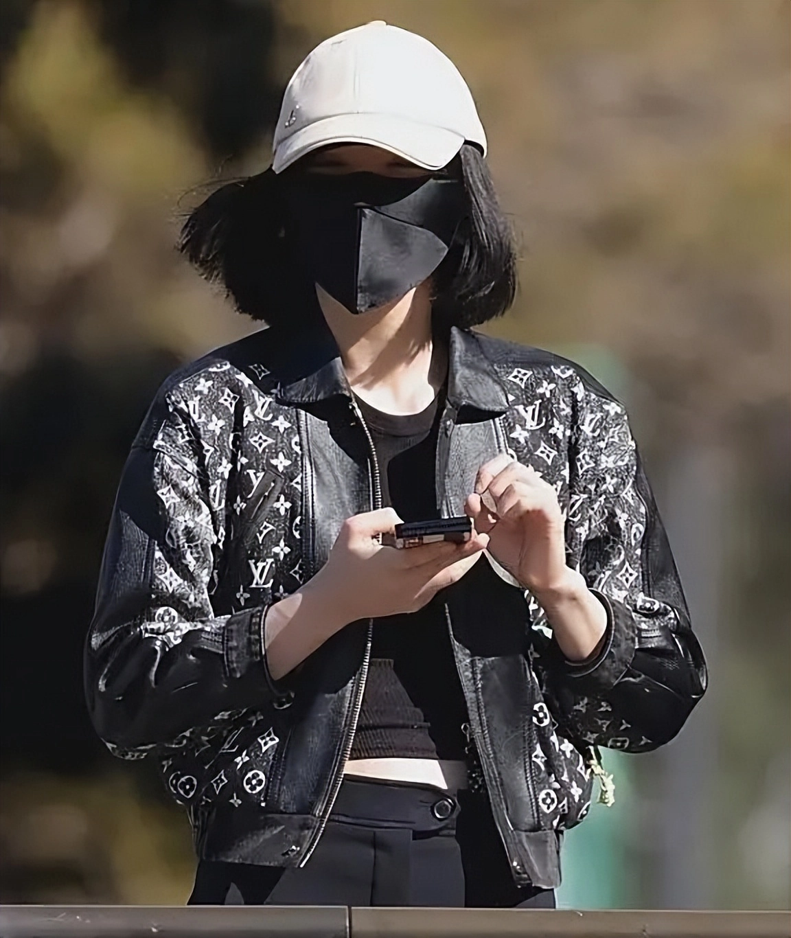 杨兰兰被追加2项罪名后续:新露面穿着大胆,一举止令人不解!
