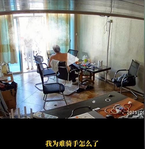 网传福州女子白嫖外卖踹门后续:隔壁老板已跑路,躲在宾馆神情憔悴