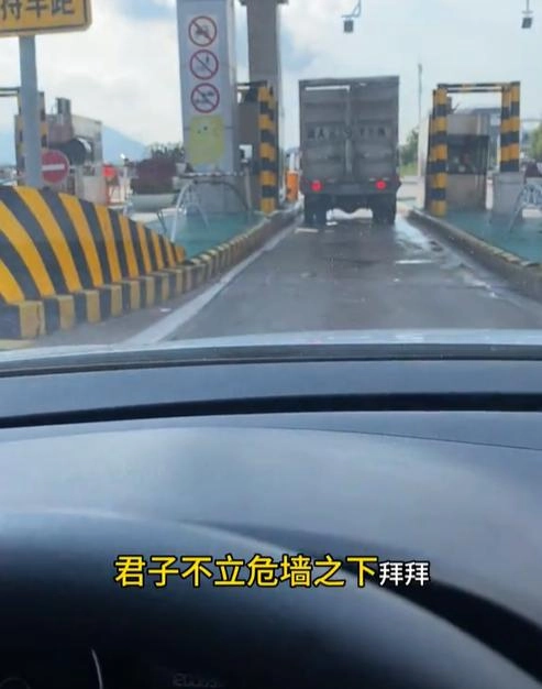 网传福州女子白嫖外卖踹门后续:隔壁老板已跑路,躲在宾馆神情憔悴