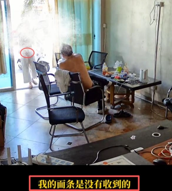 网传福州女子白嫖外卖踹门后续:隔壁老板已跑路,躲在宾馆神情憔悴