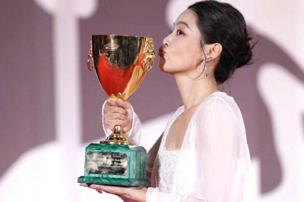 人民日报转发辛芷蕾获奖感言,句句不提刘亦菲,却字字提醒刘亦菲