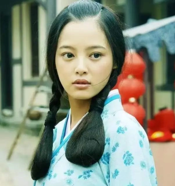 人民日报转发辛芷蕾获奖感言,句句不提刘亦菲,却字字提醒刘亦菲