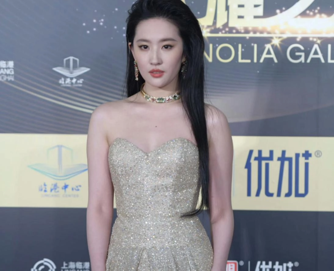 人民日报转发辛芷蕾获奖感言,句句不提刘亦菲,却字字提醒刘亦菲