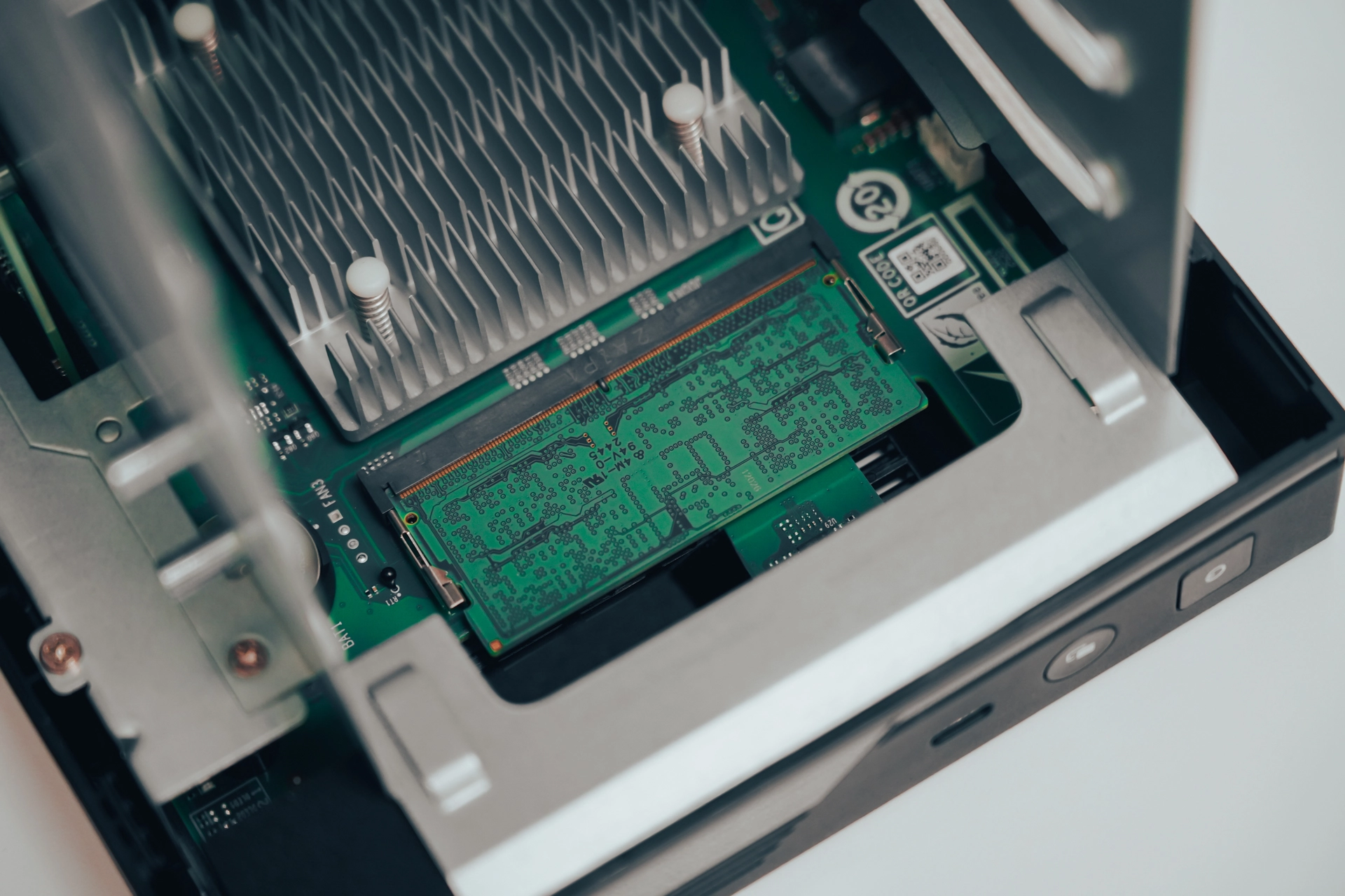 N355处理器+5.2新系统丨新旗舰NAS,威联通Qu805首发最全评测