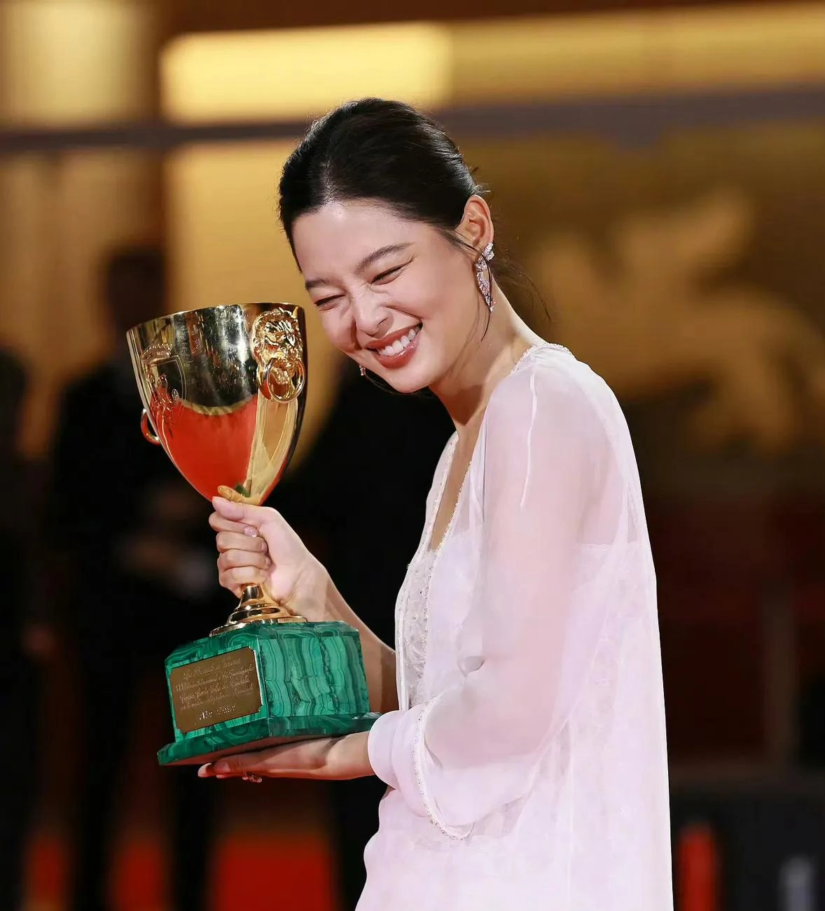 堵了谁的路？辛芷蕾拿下影后不到24小时，令人恶心的一幕就发生了