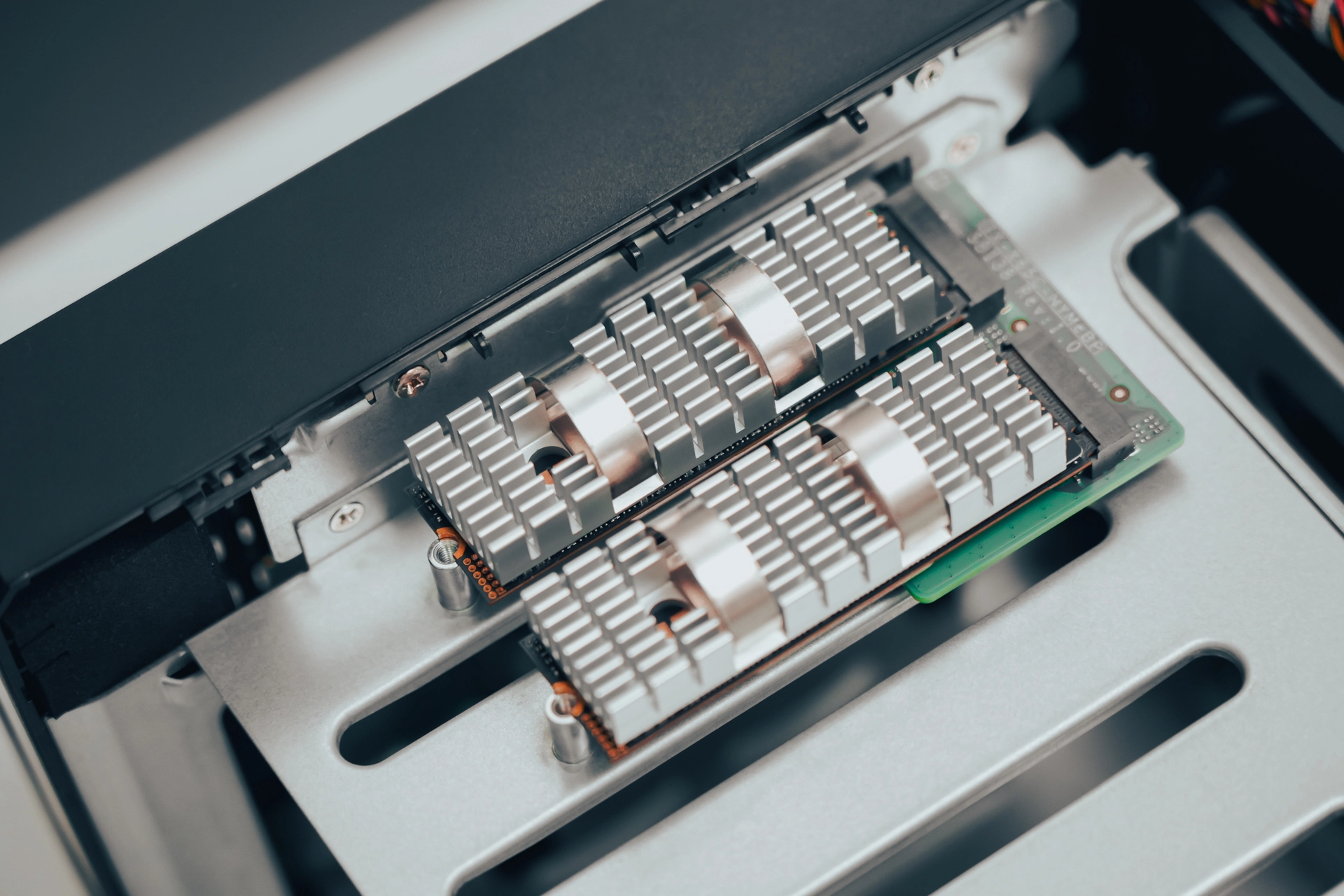 N355处理器+5.2新系统丨新旗舰NAS,威联通Qu805首发最全评测