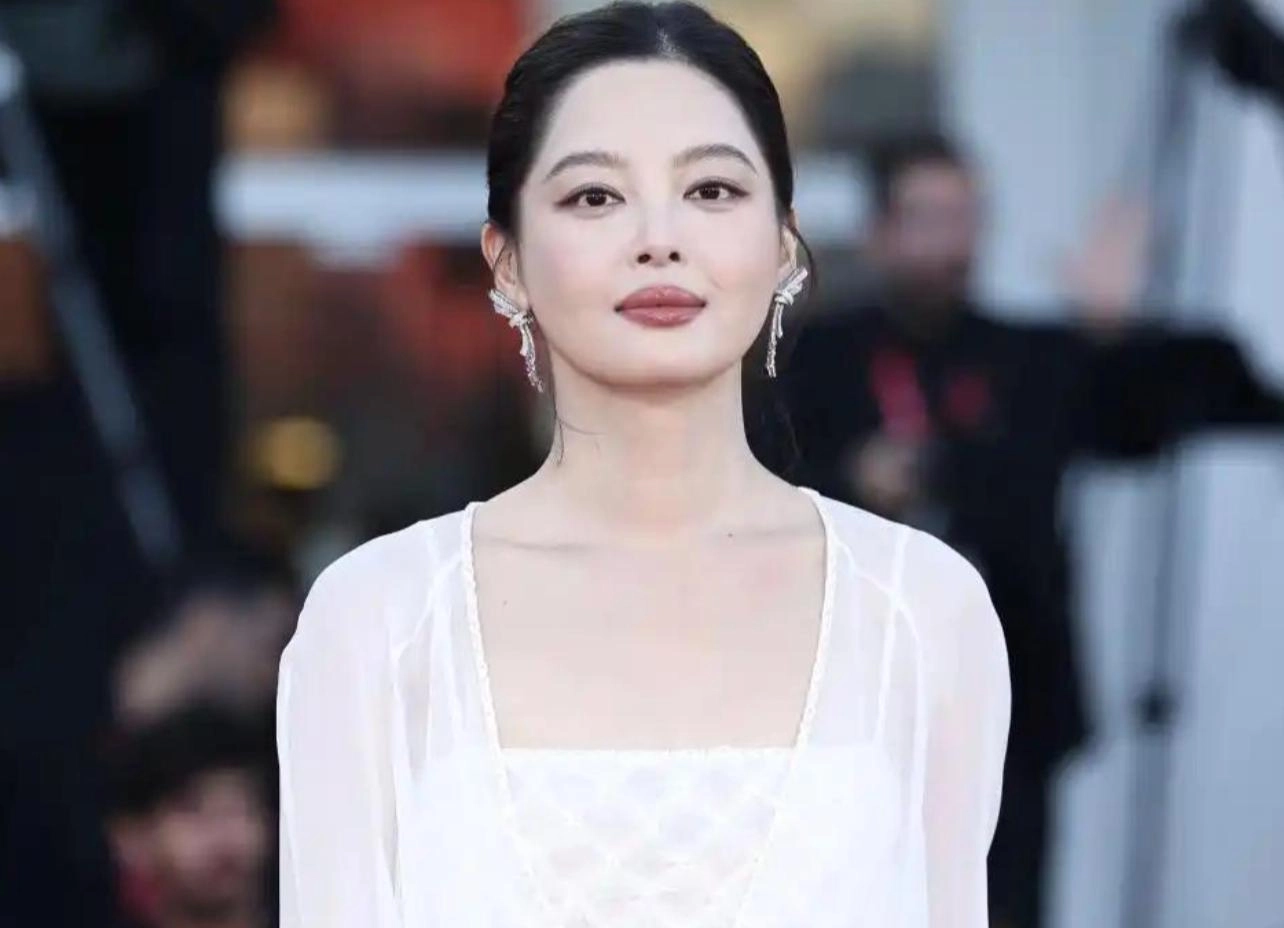 人民日报转发辛芷蕾获奖感言,句句不提刘亦菲,却字字提醒刘亦菲