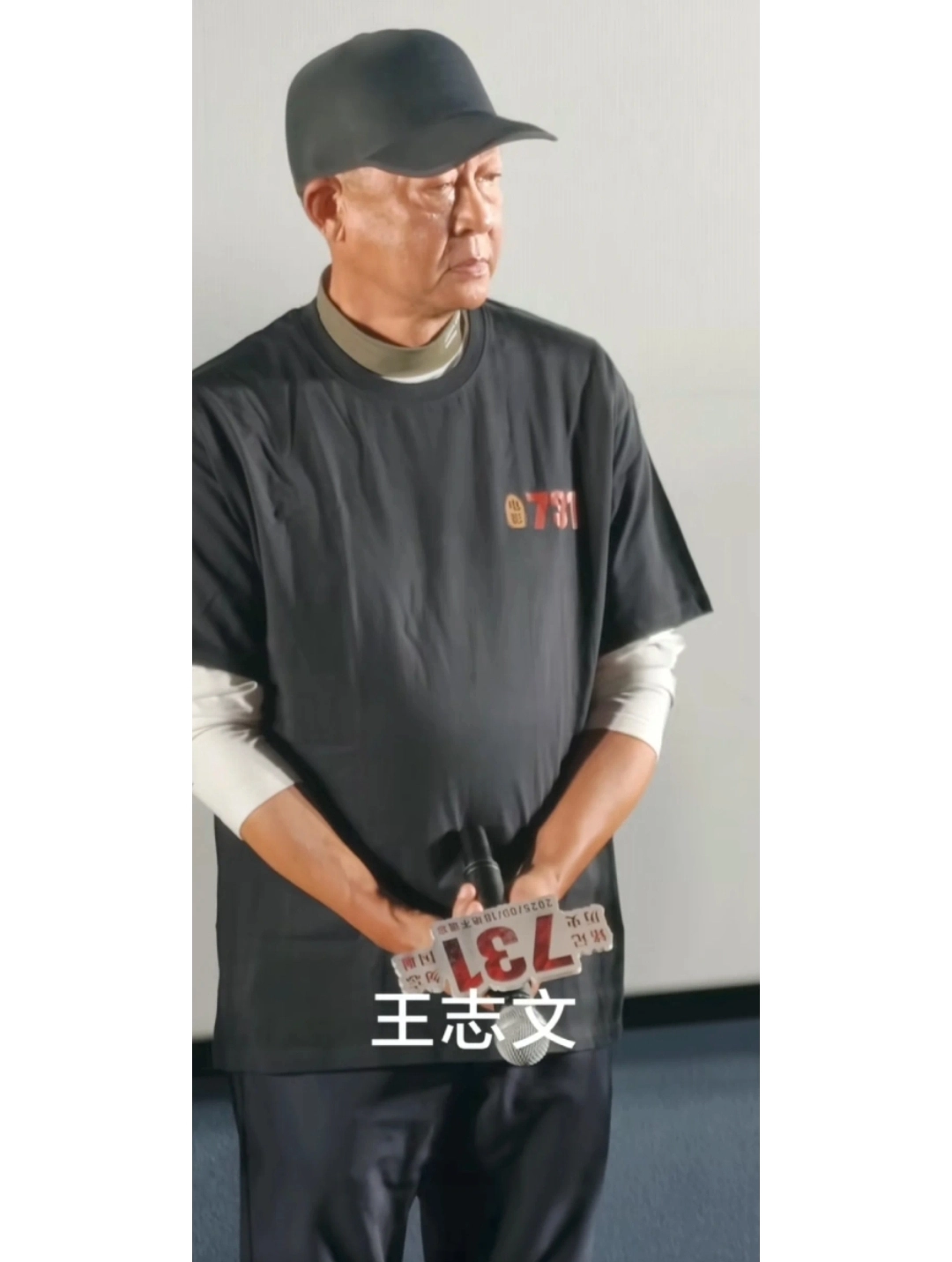 59岁王志文线下活动,发福挺大肚似70岁,皱纹满布被评心脏不太好