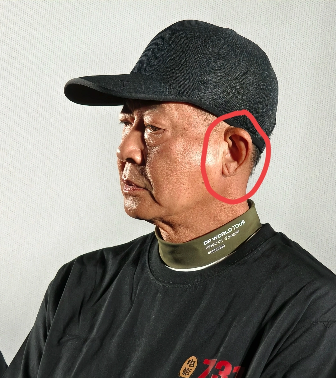 59岁王志文线下活动,发福挺大肚似70岁,皱纹满布被评心脏不太好