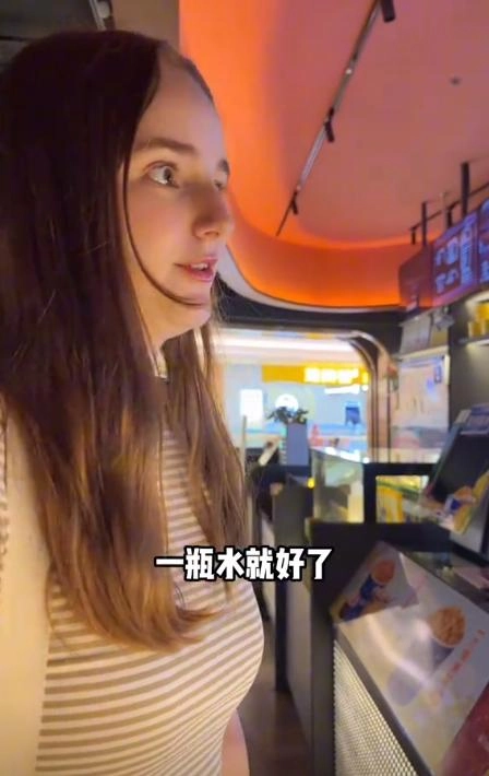 36岁大叔娶00后洋媳妇,怀孕后送7元包 吃38元套餐,她还嫌太花钱
