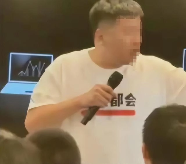 张雪峰遭5大平台封禁,几千万商业帝国将要转型?9字回应暗藏玄机
