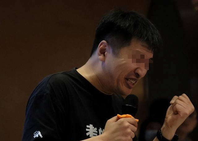 张雪峰遭5大平台封禁,几千万商业帝国将要转型?9字回应暗藏玄机