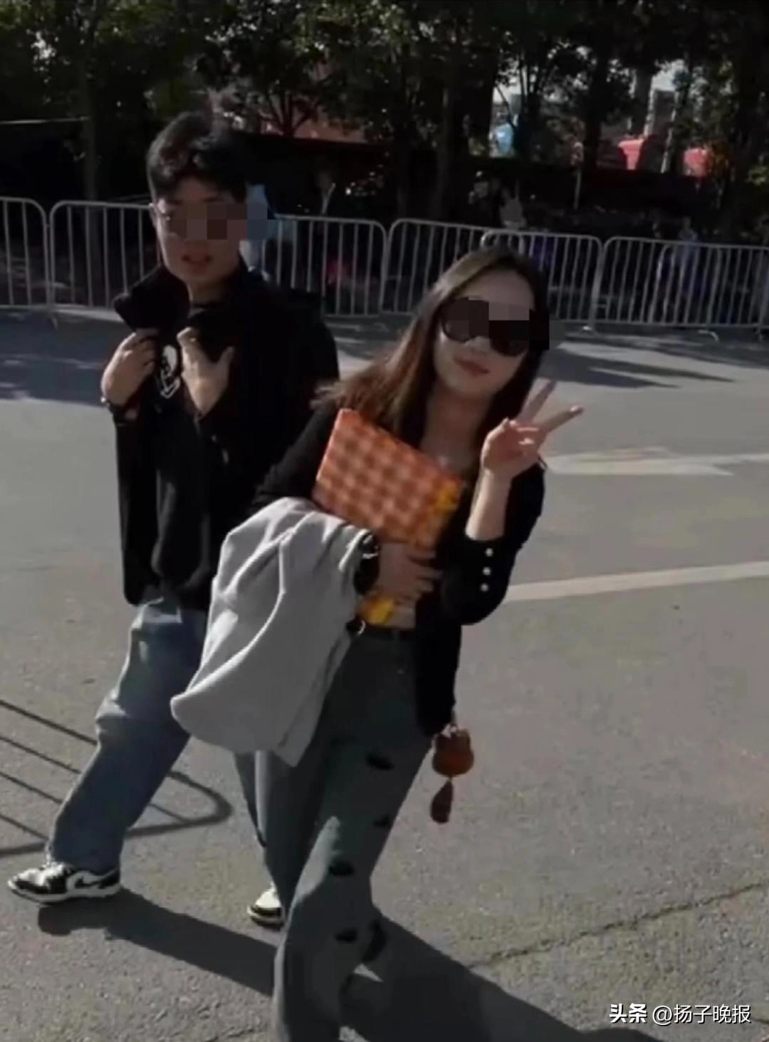 两名中国游客在马来西亚失联,失联男子手机定位在海里,耳机一只在市区,一只在海上,警方潜水人员下海打捞