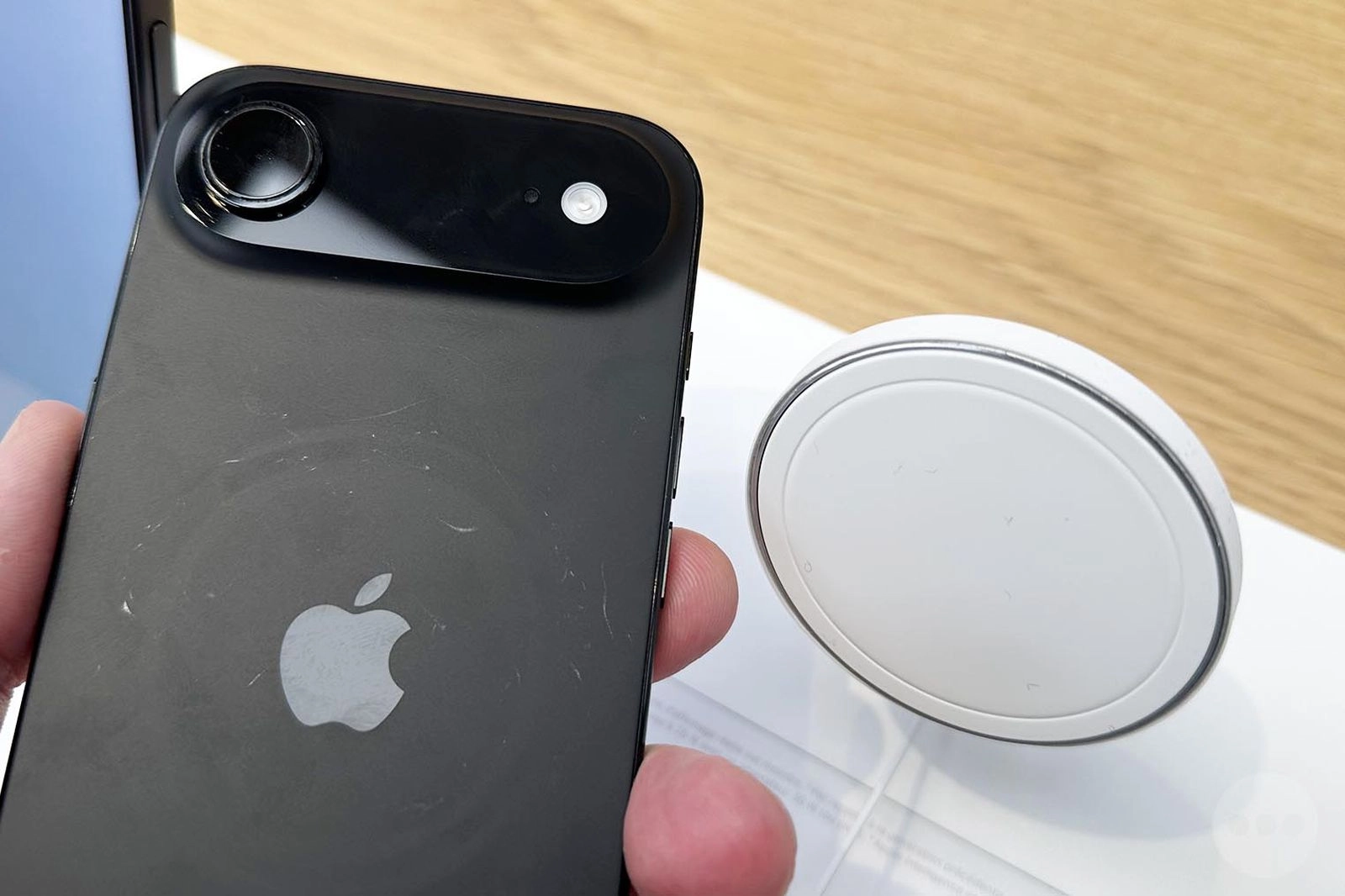 苹果调整店内MagSafe支架设计 防止iPhone 17出现划痕