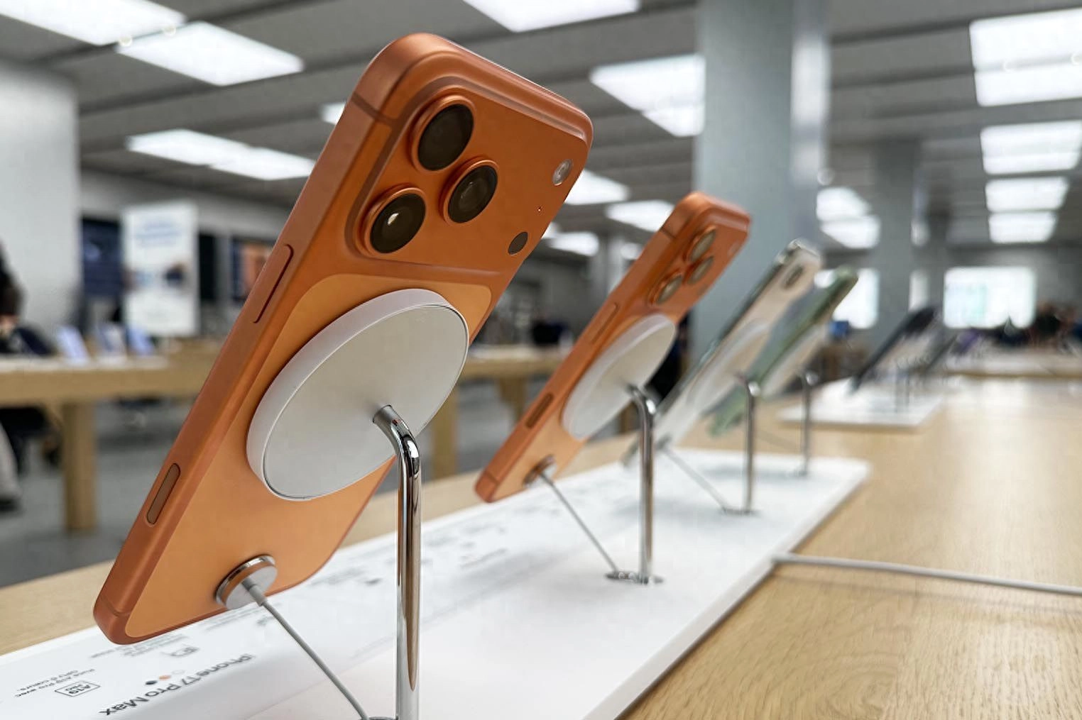 苹果调整店内MagSafe支架设计 防止iPhone 17出现划痕 - 万事屋 | 生活·动漫·娱乐综合社区-银魂同好聚集地