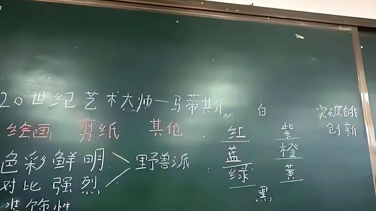女老师自创“幼态字体”走红，被家长投诉停职，字丑就不能教书吗