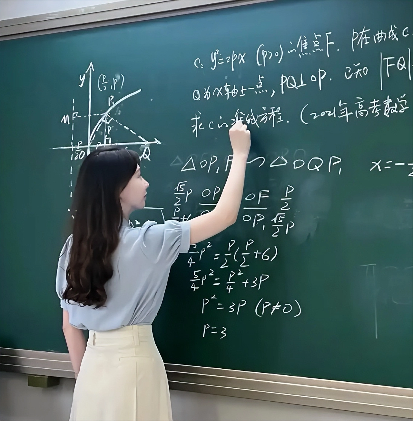 女老师自创“幼态字体”走红，被家长投诉停职，字丑就不能教书吗