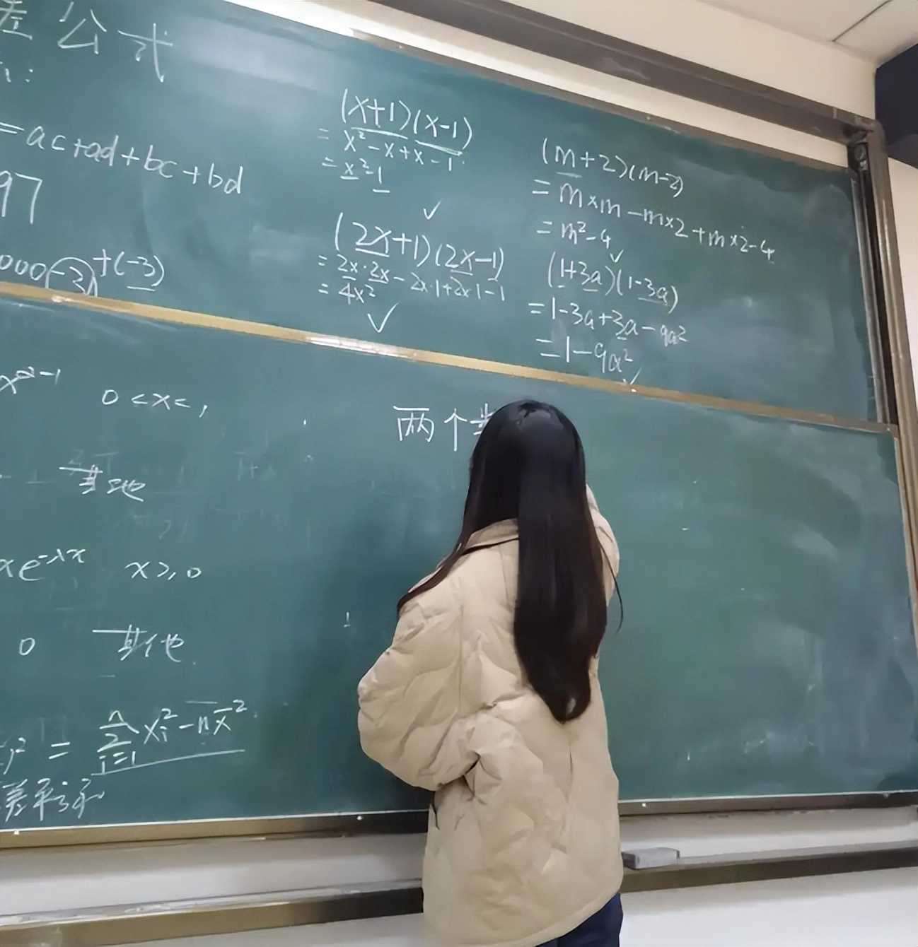 女老师自创“幼态字体”走红，被家长投诉停职，字丑就不能教书吗