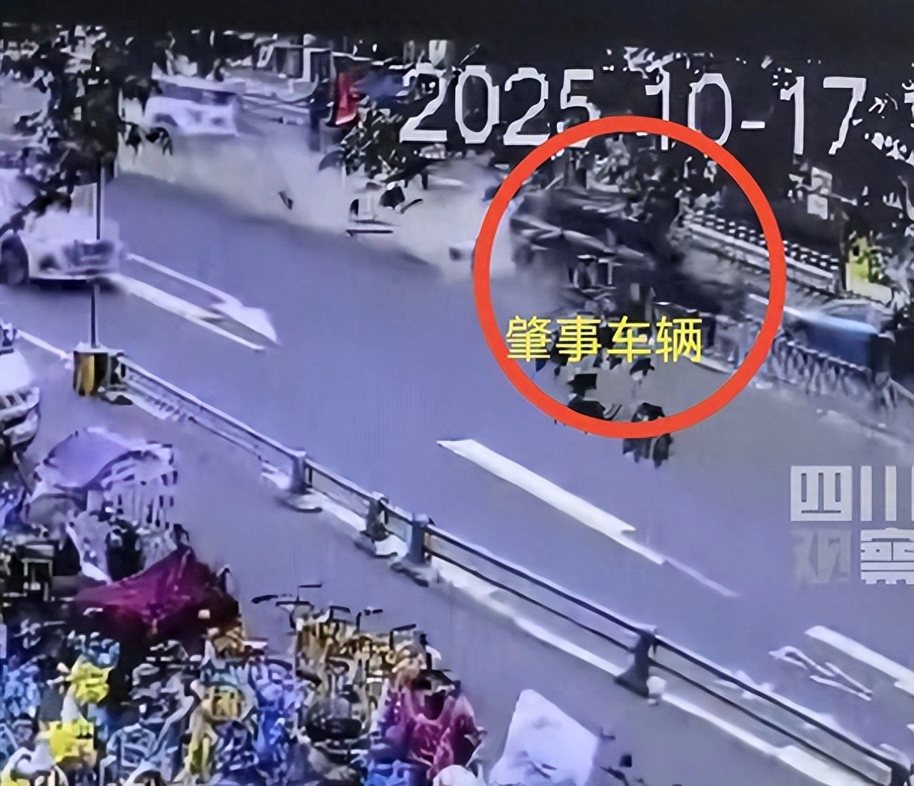 成都车祸后续:女司机开猛士917,下车淡定抽烟,出租车被撞扁