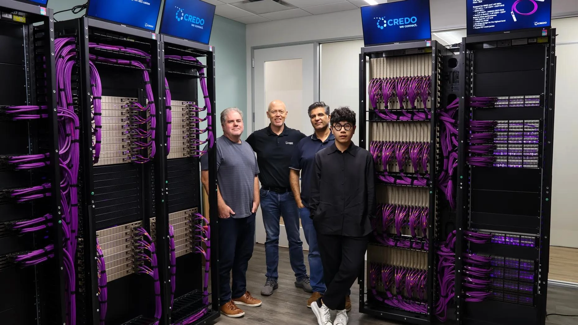 马斯克展示500美元一根的紫色电缆 让Credo公司站在了AI浪潮的最前沿