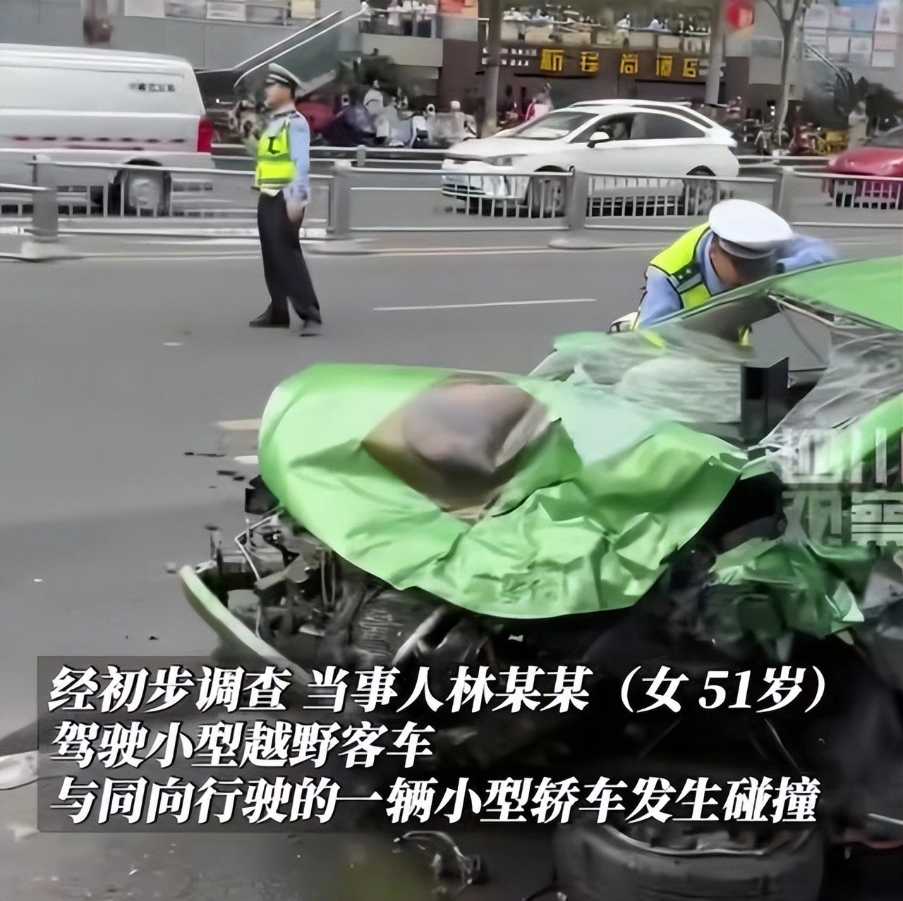 成都车祸后续:女司机开猛士917,下车淡定抽烟,出租车被撞扁