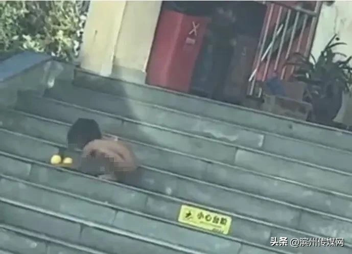 最新披露:涉事夫妻双方均拥有高学历!官方介入“野人小孩”事件,父亲称:这是我们的生活方式