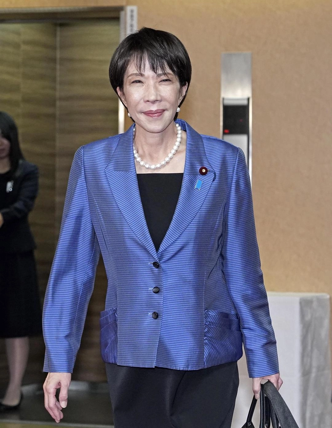 从摇滚鼓手到“安倍女孩”的日本首位女首相:拉拢维新会建立联盟,右翼政策将更加右转