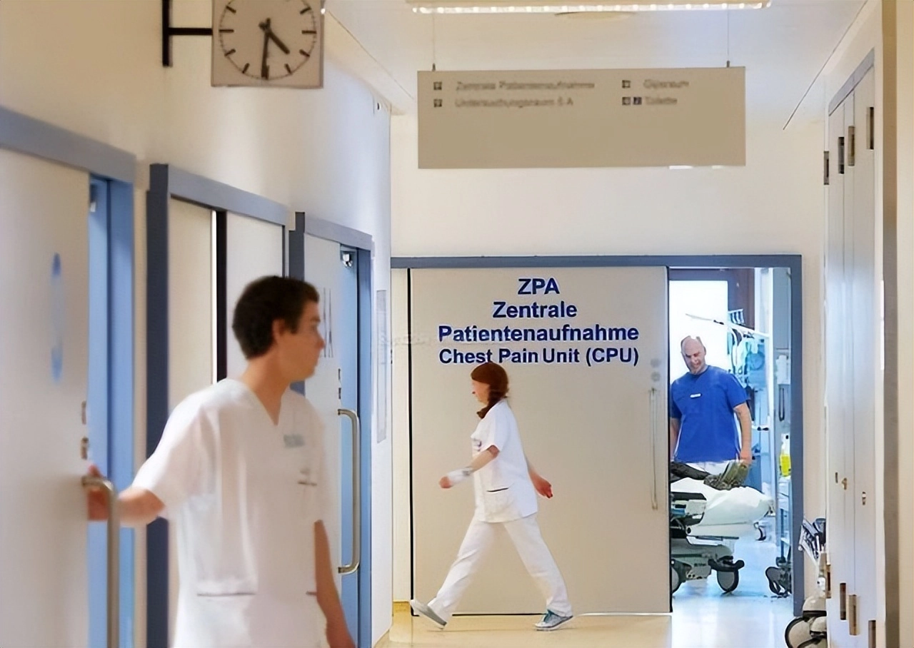 离谱!英国男子假扮女护士上岗,工作数月未识破,判决结果太意外