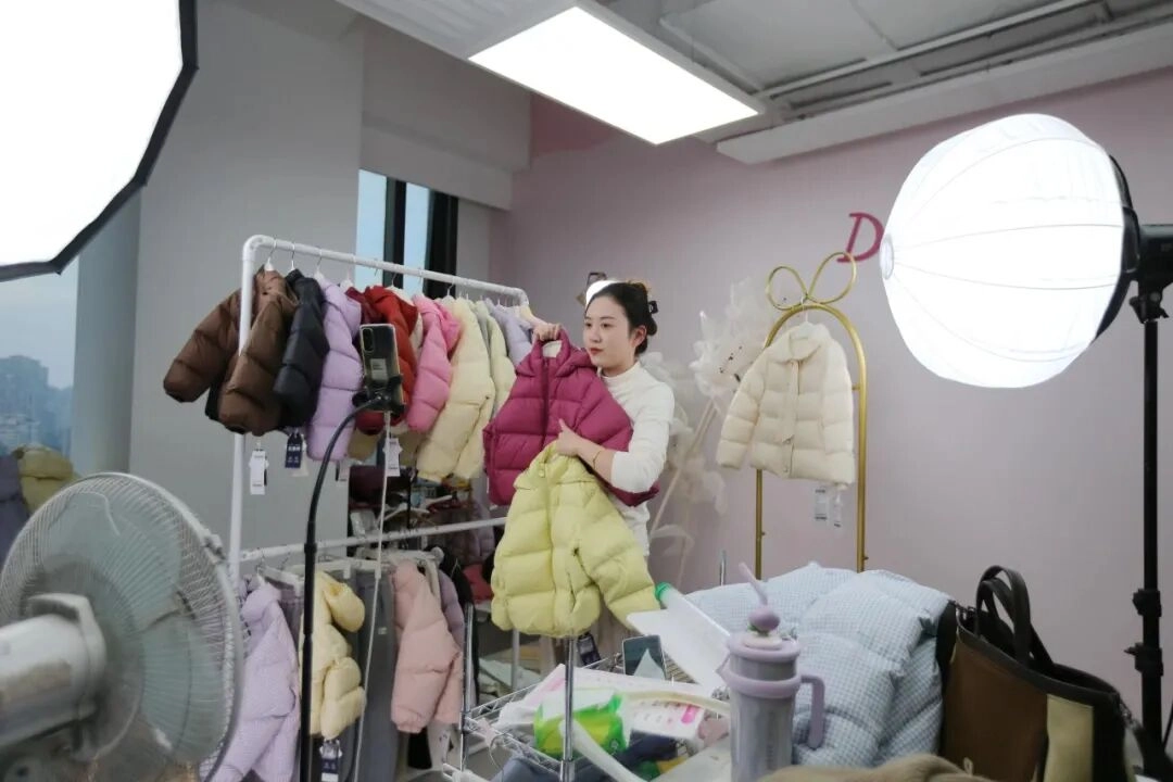 转自凤凰网的吐槽：杭州网红大撤退：下坠的电商，过剩的人