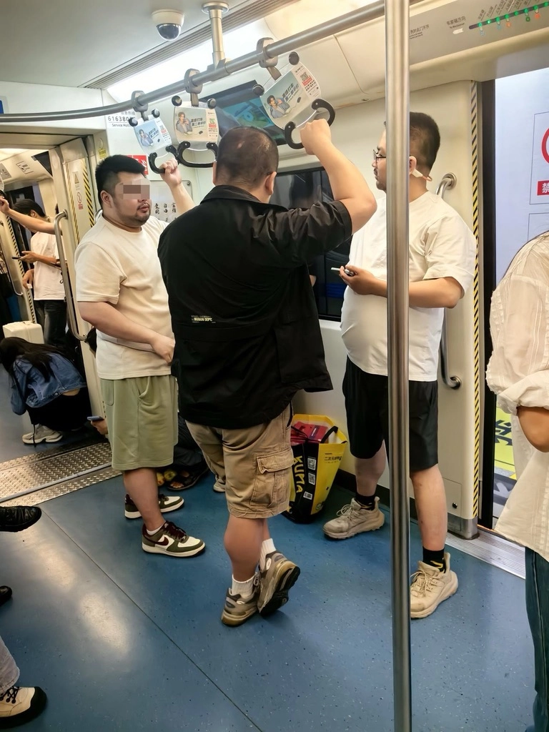 网友说在四川成都地铁一号线拍的 - 万事屋 | 生活·动漫·娱乐综合社区-银魂同好聚集地