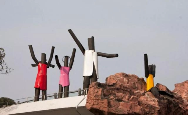 上海一冷门公园走红，有点诡异，门票100元，游客：真的欣赏不来