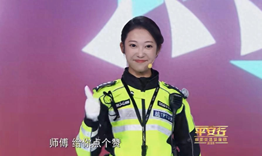 “兔子警官”李语蔚入围！因执勤视频在网络上走红，可以熟练驾驶500斤的警用摩托车 - 万事屋 | 生活·动漫·娱乐综合社区-银魂同好聚集地