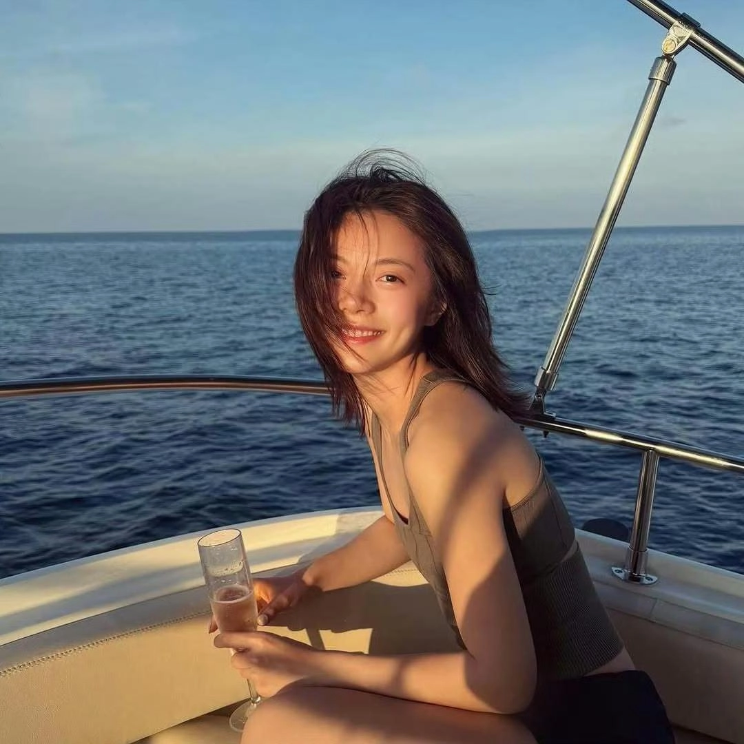 赵今麦ins更新 ​​​海边泳装照：青春与美的新注解