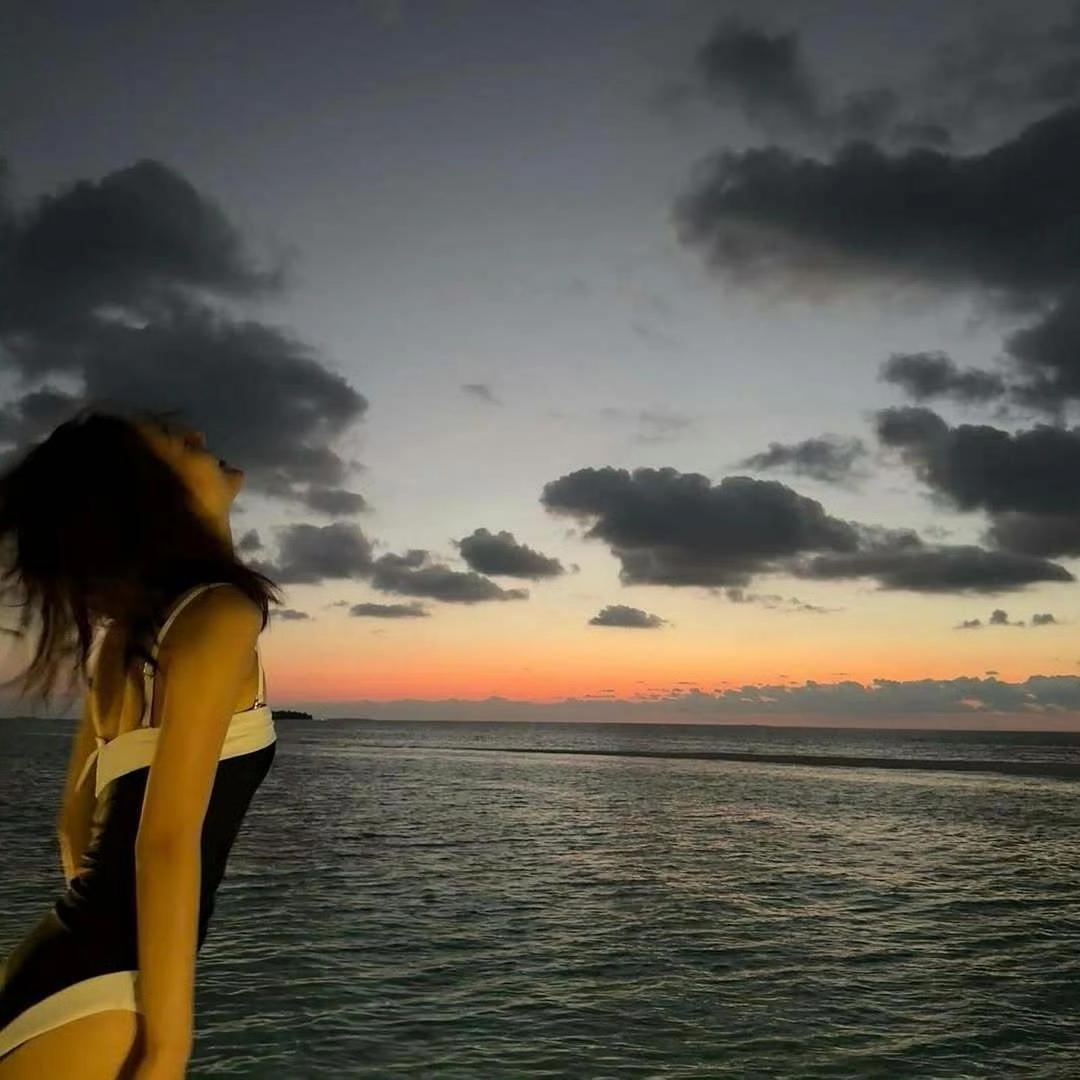 赵今麦ins更新 ​​​海边泳装照：青春与美的新注解