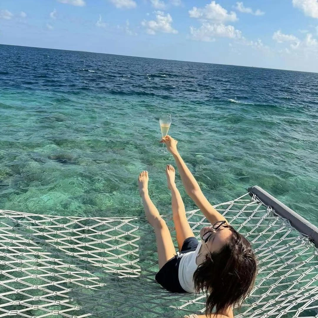 赵今麦ins更新 ​​​海边泳装照：青春与美的新注解