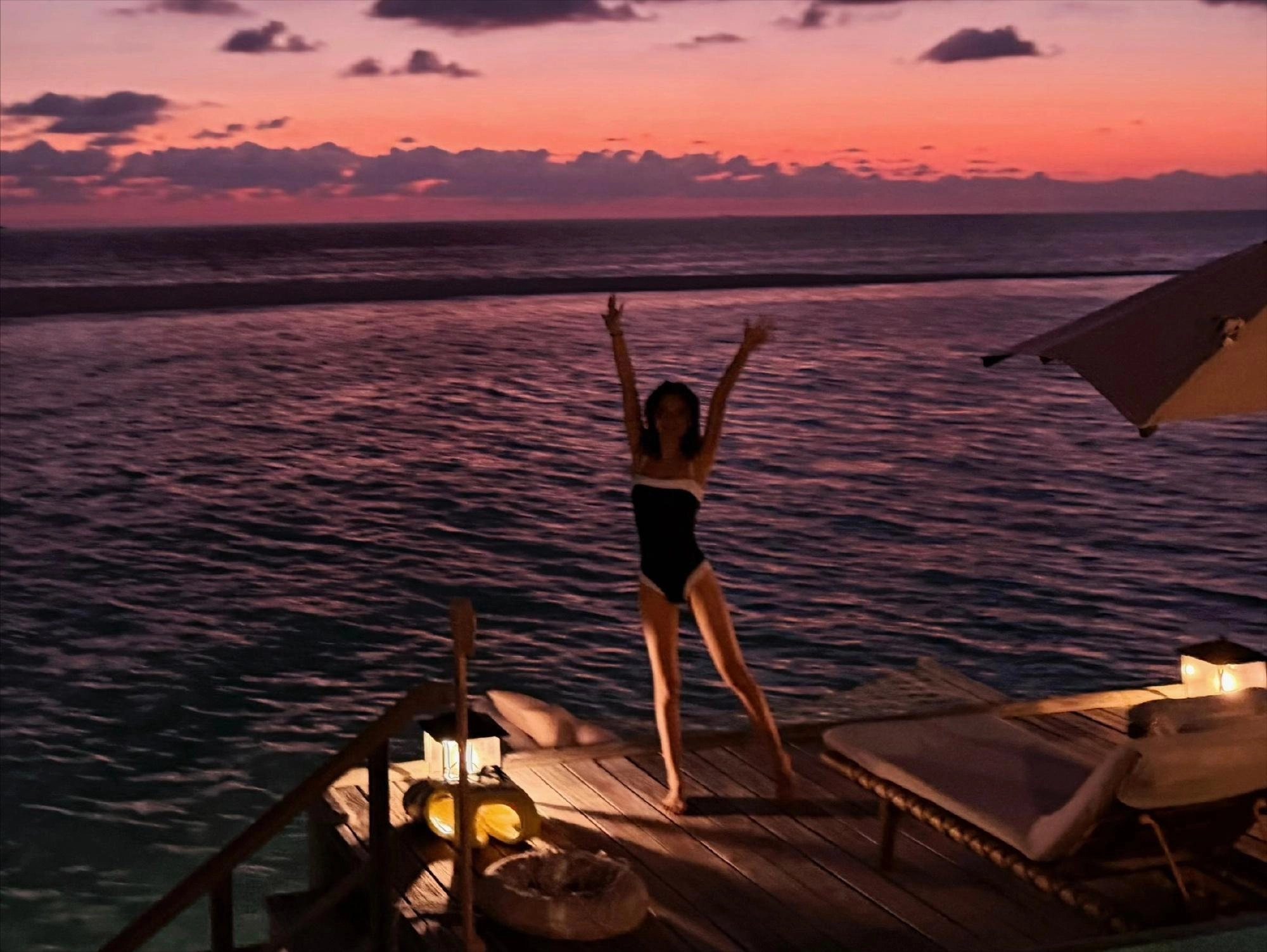 赵今麦ins更新 ​​​海边泳装照：青春与美的新注解