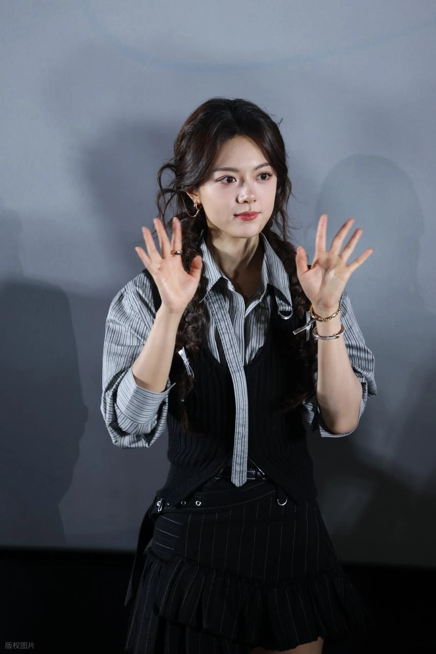 赵今麦ins更新 ​​​海边泳装照：青春与美的新注解