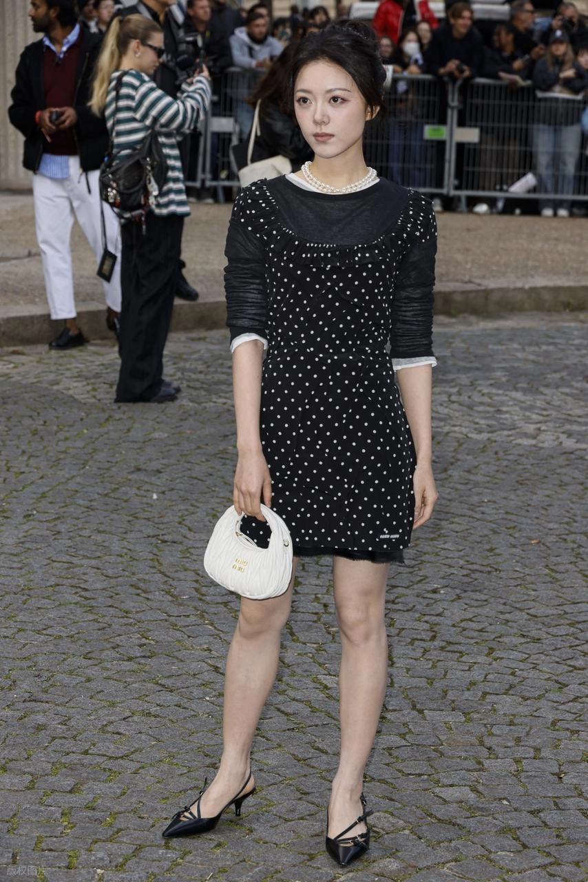 赵今麦ins更新 ​​​海边泳装照：青春与美的新注解