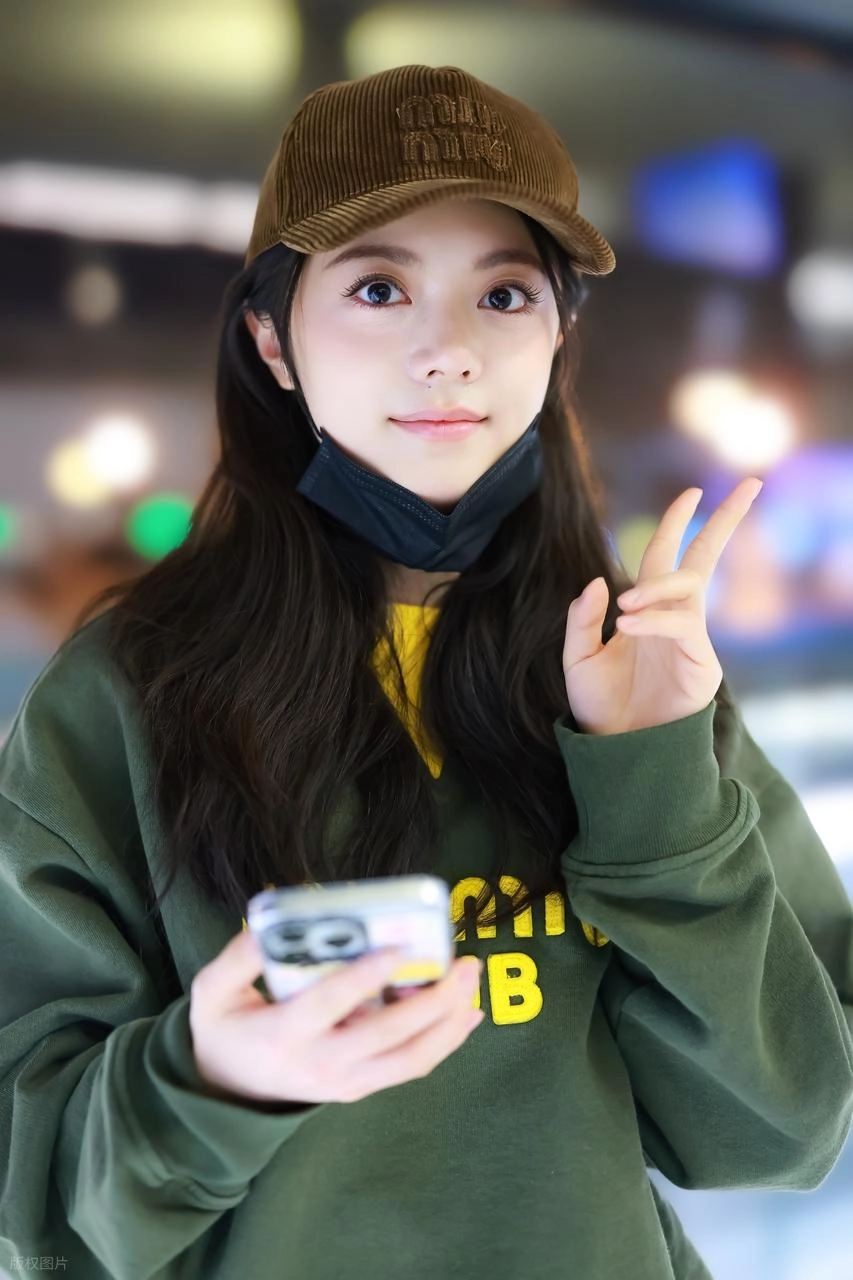 赵今麦ins更新 ​​​海边泳装照：青春与美的新注解