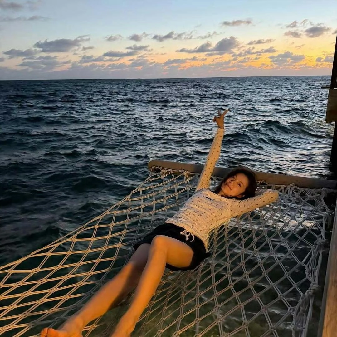 赵今麦ins更新 ​​​海边泳装照：青春与美的新注解